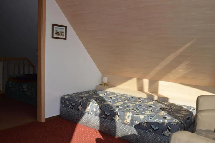 Room 4 of 8