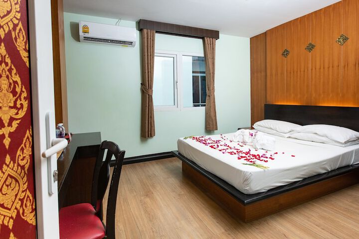 Room 10 of 80