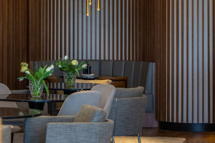 Lounge 142 of 209