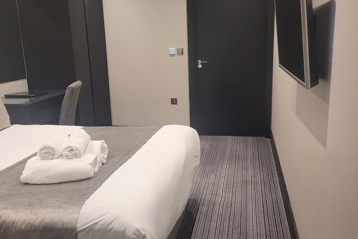Room 52 of 90