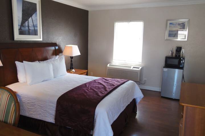 1 Queen Bed (10 of 12)