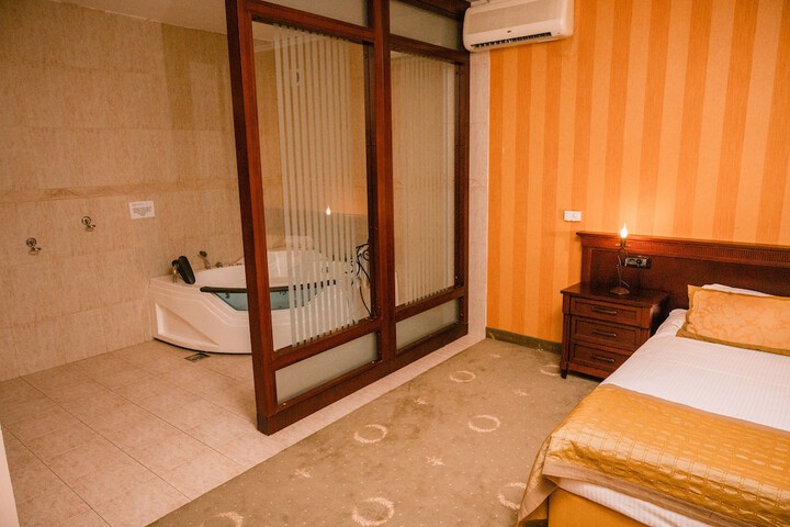 Room 10 of 36
