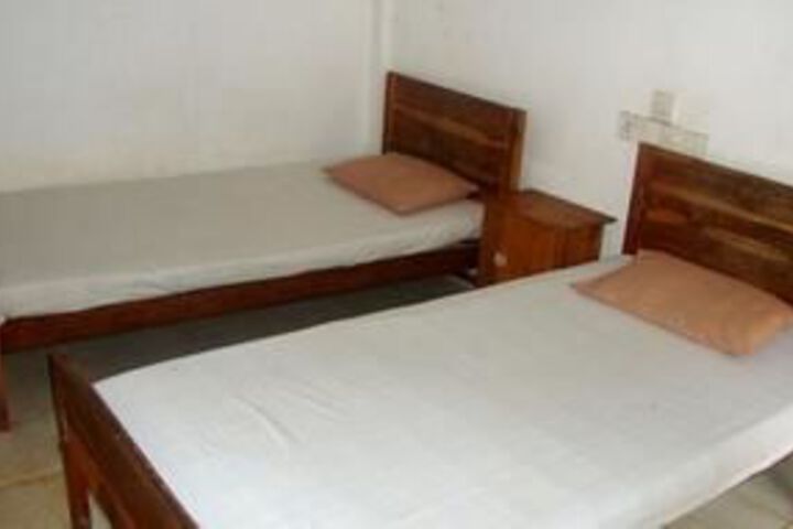 Room 4 of 9