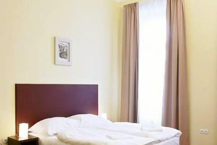 Room 7 of 19
