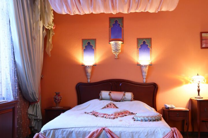 Room 13 of 33