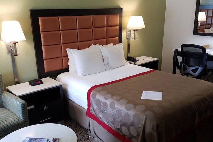 1 King Bed (2 of 18)