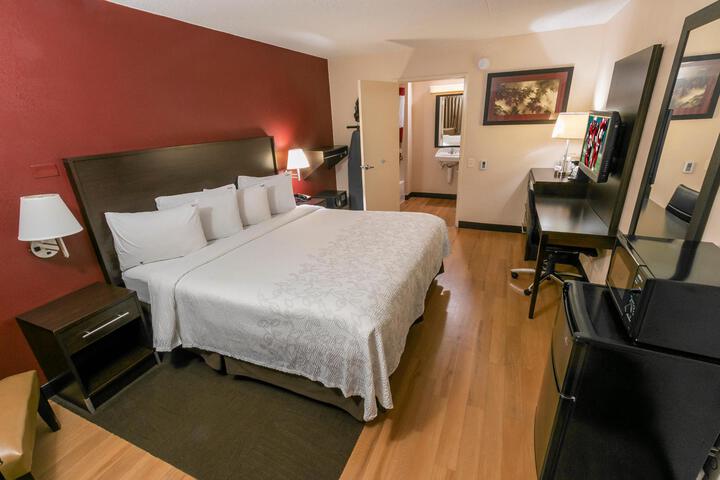 Deluxe King Bed (7 of 24)