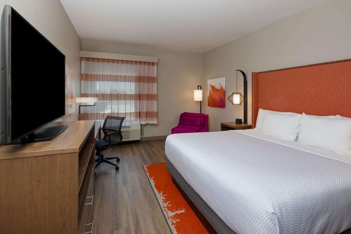 1 King Bed Deluxe Room (2 of 12)