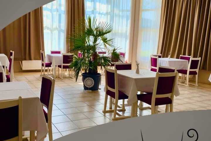 Dining 14 of 19