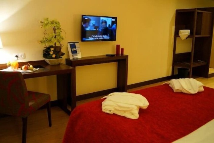 Room 12 of 38