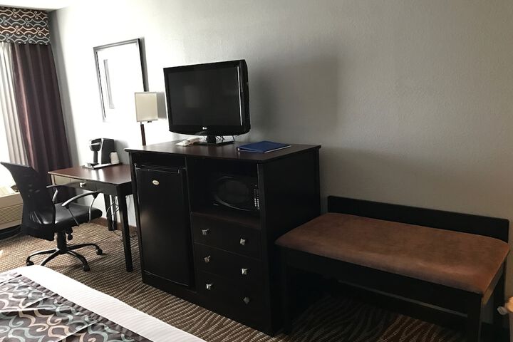 1 King Bed High Speed Internet Accessible Sofa Bed Microwave and Refrigerator Desk Full Breakfast (7 of 16)