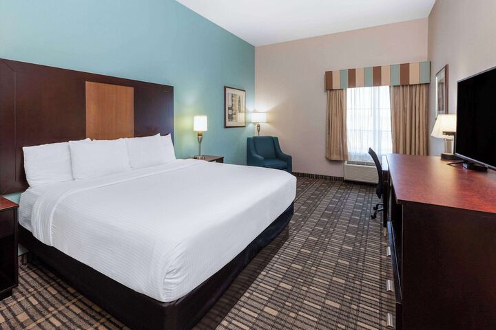 1 King Bed City View (15 of 17)
