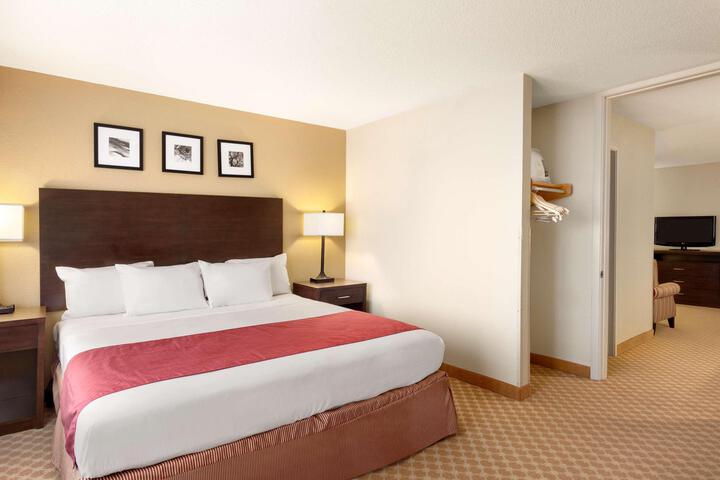 1 King Bed (11 of 50)