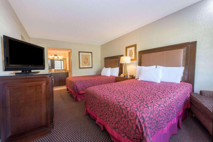 2 Double Beds (6 of 9)