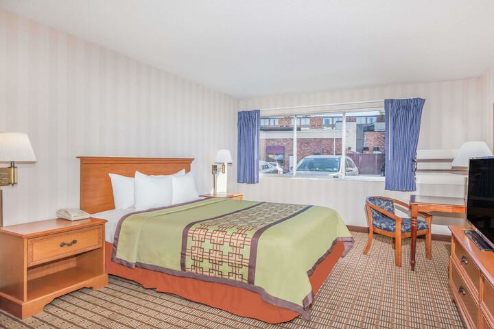 1 Queen Bed (6 of 13)