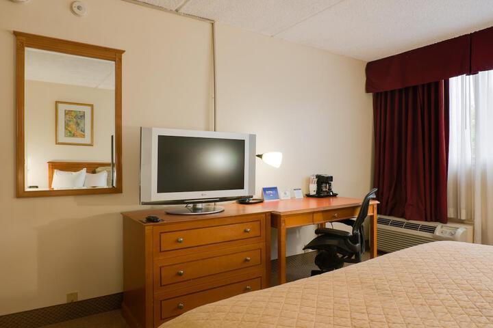 2 Double Beds Pool View (3 of 9)