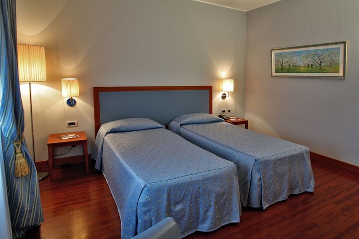 Room 13 of 38
