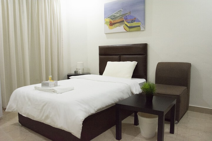 Room 4 of 33