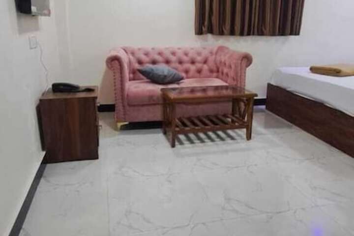 Room 6 of 12