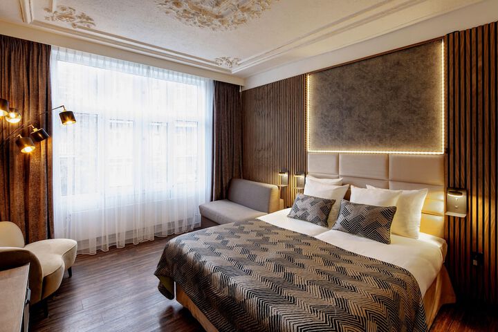 Room 32 of 142