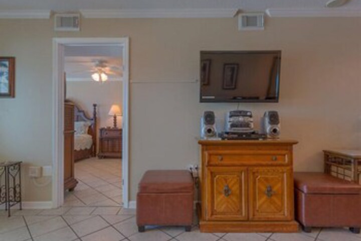 Room 202 of 360