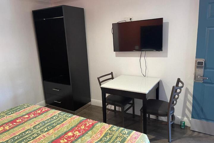 1 King Bed Micfridge (1 of 3)