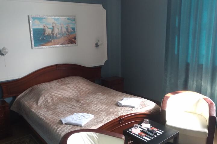 Room 6 of 99