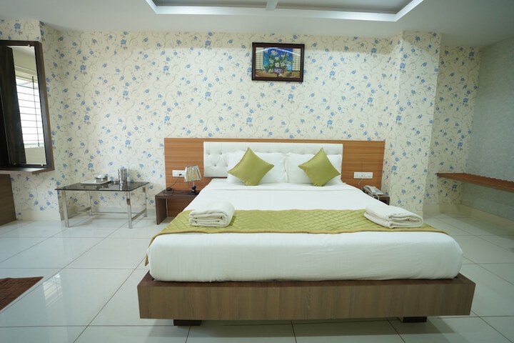 Room 4 of 7
