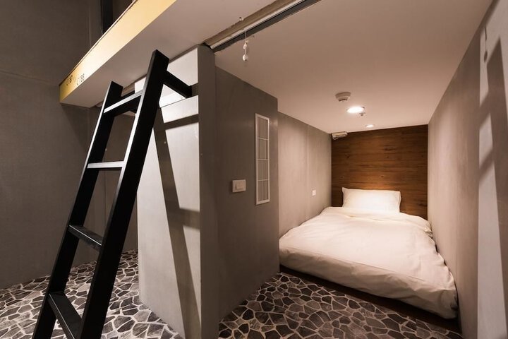 Room 10 of 50