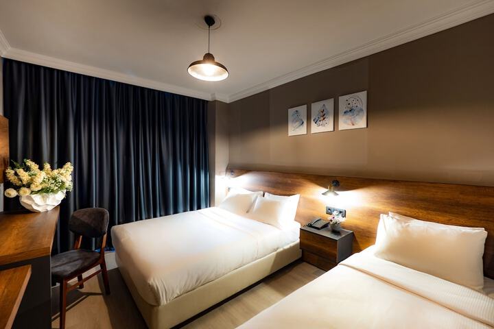 Room 6 of 12
