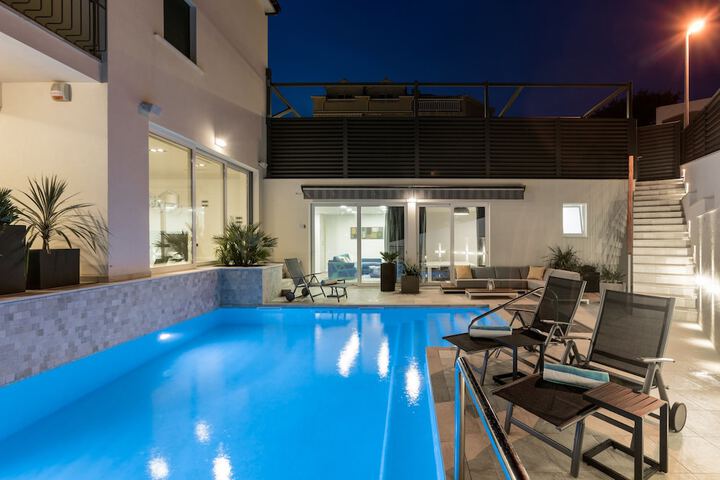 Pool 105 of 169