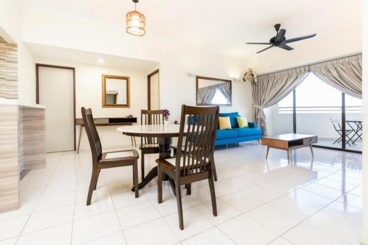 DELUXE Suite Seaview Batu Ferringhi 2 Rooms - 2704