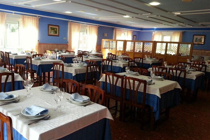 Dining 4 of 9