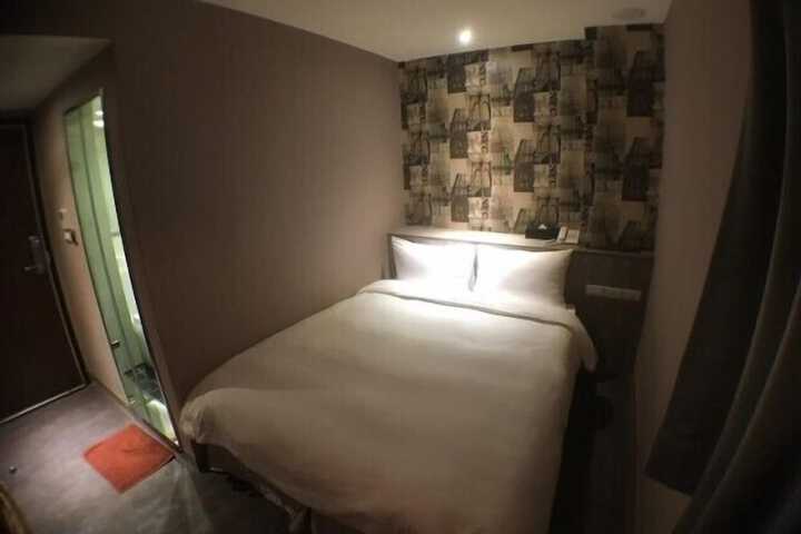 Room 28 of 50