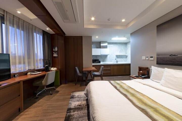 Room 4 of 18