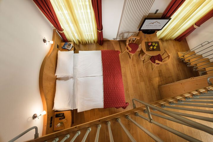 Room 13 of 32