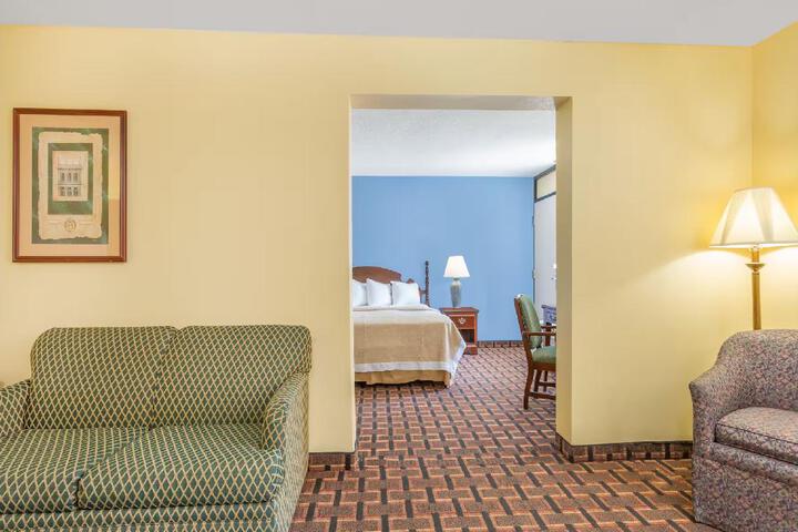 1 King Bed (6 of 7)