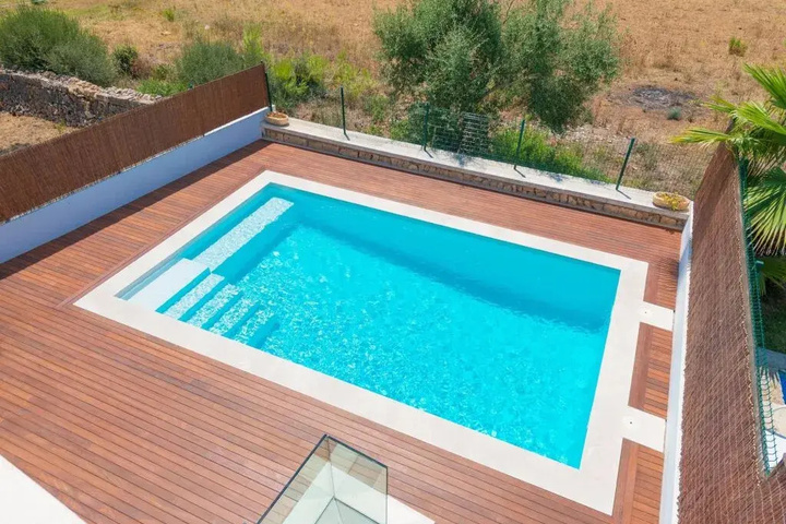 Pool 10 of 15