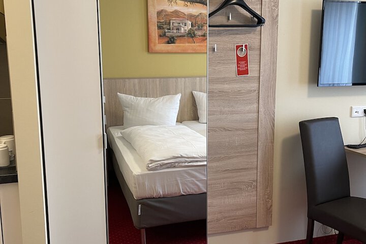 Room 50 of 99
