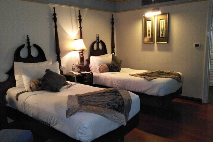 Room 9 of 42