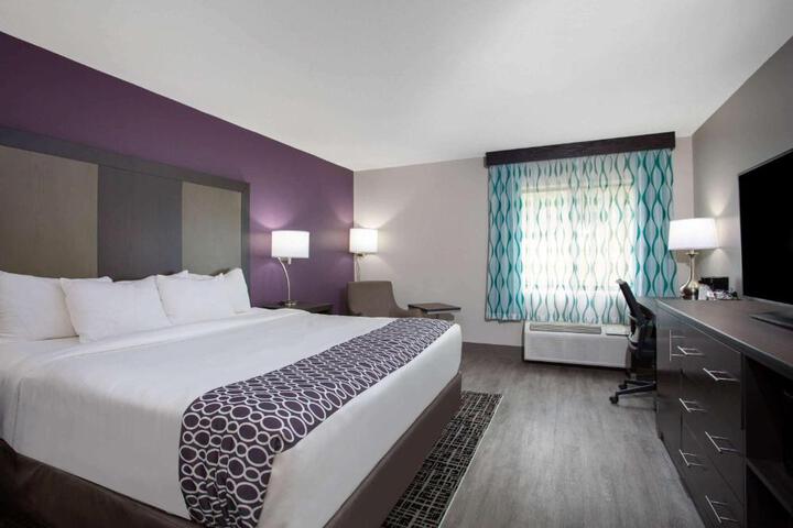 1 King Bed (3 of 12)