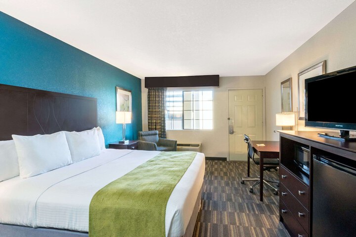 Room 4 of 16
