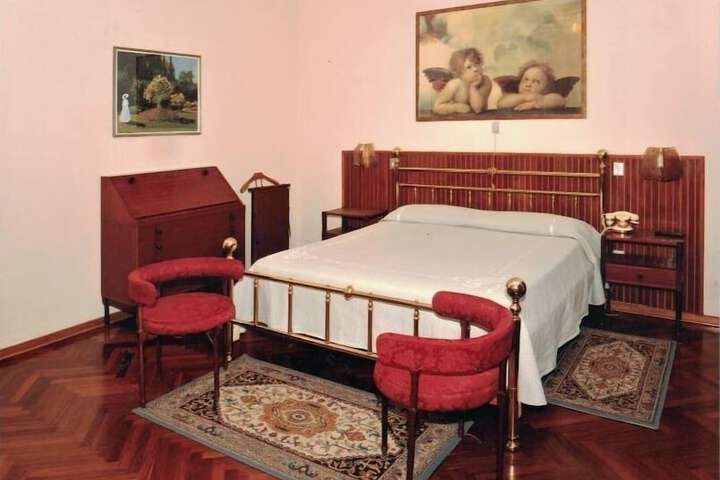 Room 2 of 15