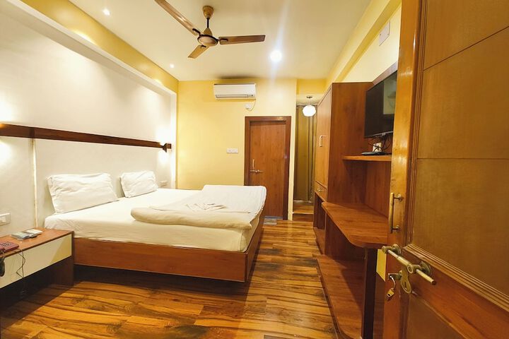 Room 6 of 12