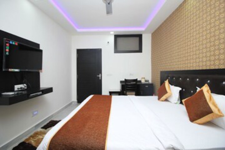 Room 13 of 20
