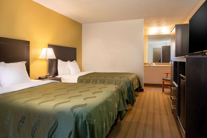 2 Double Beds (16 of 18)