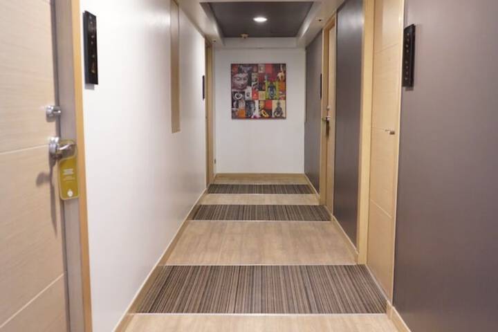 Handrails in hallways