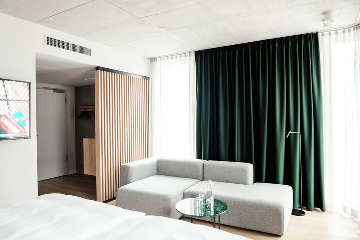 Room 11 of 37