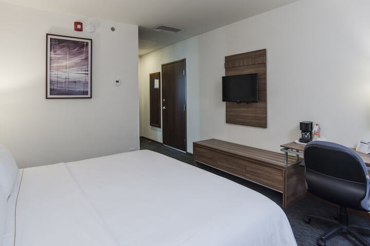 Room 4 of 100