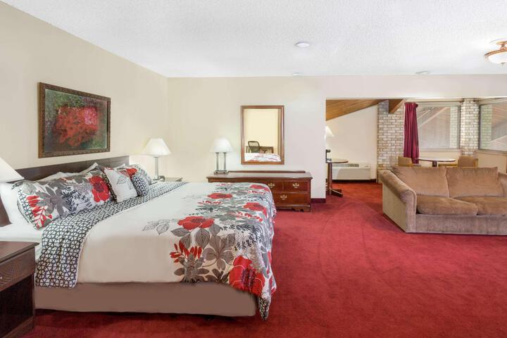 1 King Bed | (4 of 8)